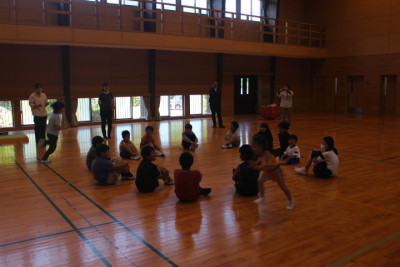 ４