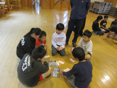 ４